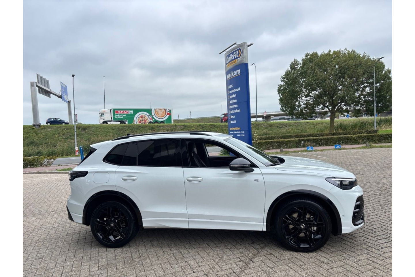 Volkswagen Tiguan 2.0 TDI R-LINE AUTOMAAT 150PK AIRCO NAVI BIGSCREEN PDC-CAMERA MASSAGE.