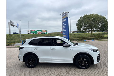 Volkswagen Tiguan 2.0 TDI R-LINE AUTOMAAT 150PK AIRCO NAVI BIGSCREEN PDC-CAMERA MASSAGE.