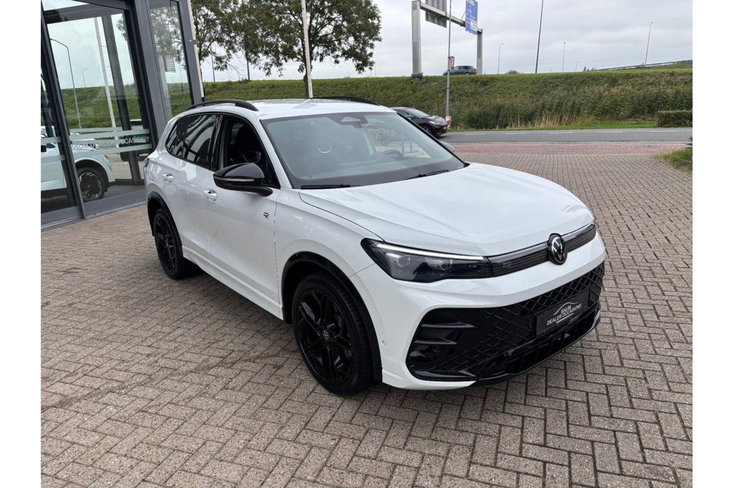 Volkswagen Tiguan 2.0 TDI R-LINE AUTOMAAT 150PK AIRCO NAVI BIGSCREEN PDC-CAMERA MASSAGE.