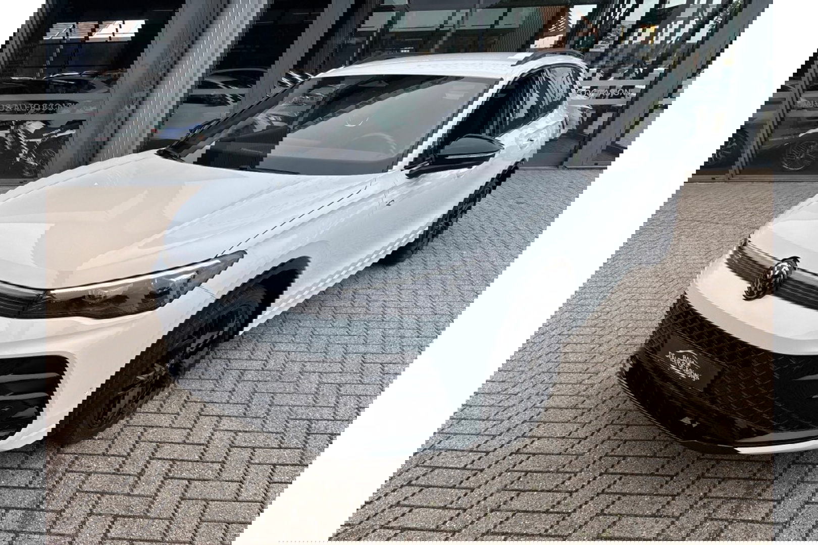 Volkswagen Tiguan 2.0 TDI R-LINE AUTOMAAT 150PK AIRCO NAVI BIGSCREEN PDC-CAMERA MASSAGE.