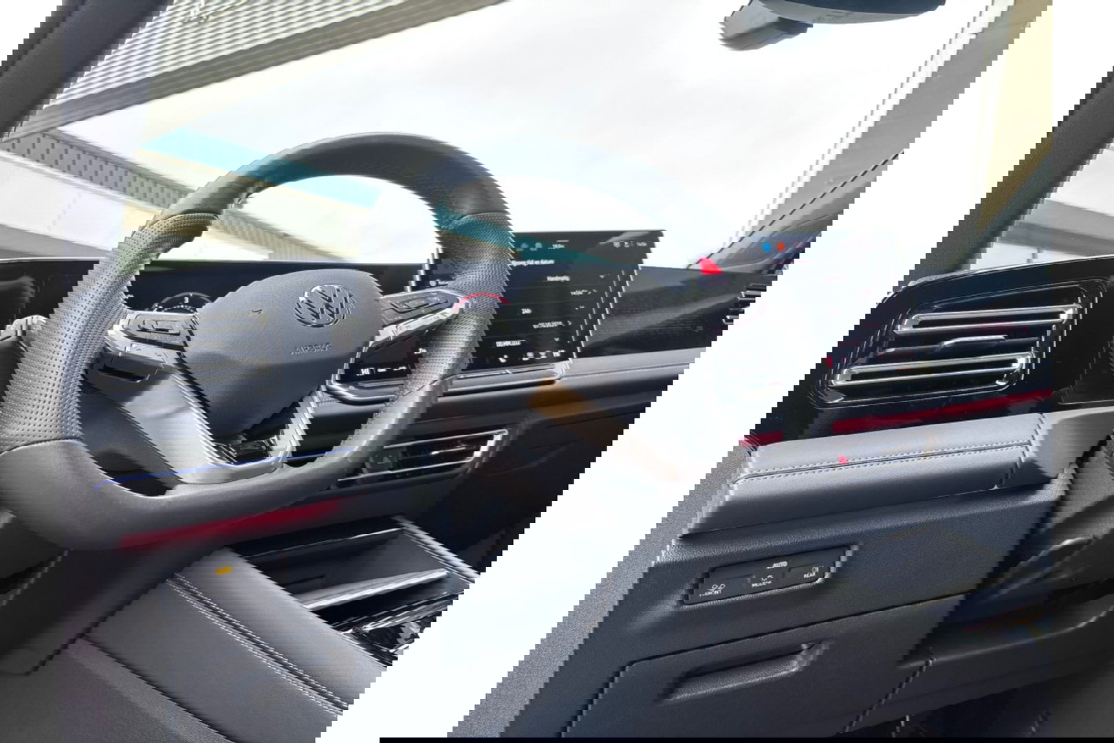 Volkswagen Tiguan 2.0 TDI R-LINE AUTOMAAT 150PK AIRCO NAVI BIGSCREEN PDC-CAMERA MASSAGE.