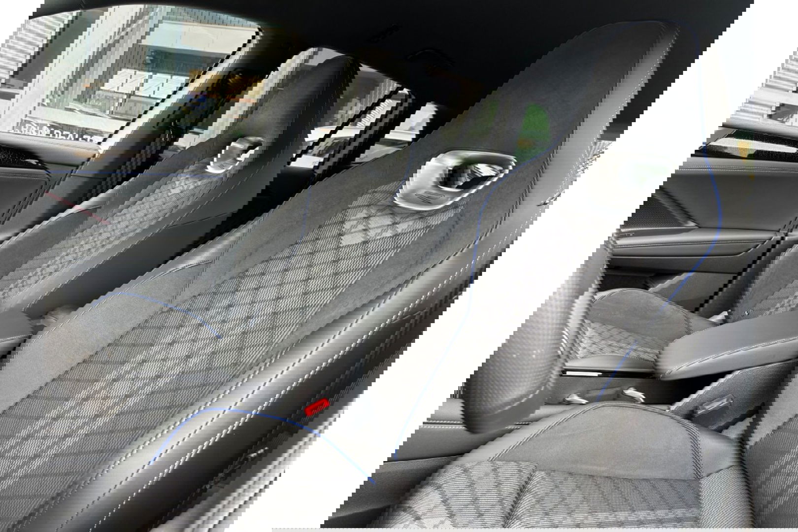 Volkswagen Tiguan 2.0 TDI R-LINE AUTOMAAT 150PK AIRCO NAVI BIGSCREEN PDC-CAMERA MASSAGE.