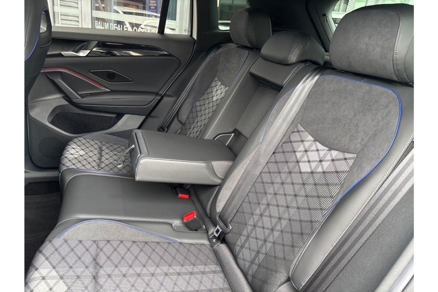 Volkswagen Tiguan 2.0 TDI R-LINE AUTOMAAT 150PK AIRCO NAVI BIGSCREEN PDC-CAMERA MASSAGE.