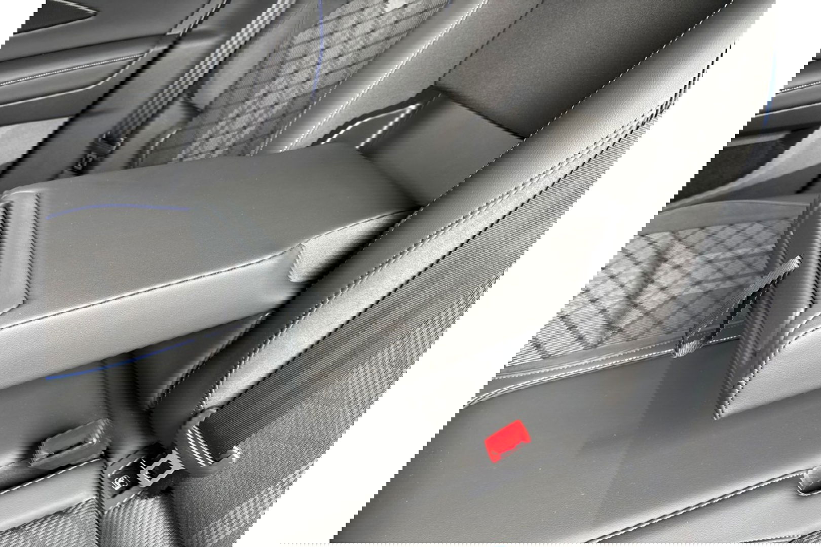 Volkswagen Tiguan 2.0 TDI R-LINE AUTOMAAT 150PK AIRCO NAVI BIGSCREEN PDC-CAMERA MASSAGE.