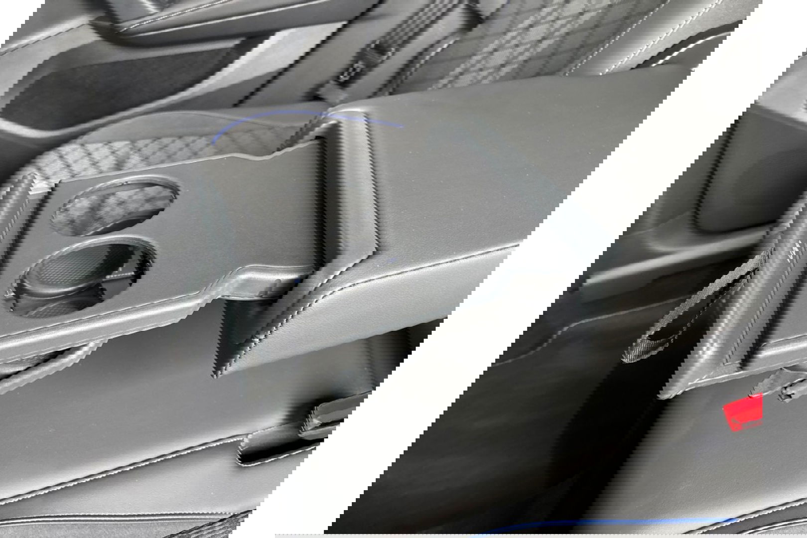 Volkswagen Tiguan 2.0 TDI R-LINE AUTOMAAT 150PK AIRCO NAVI BIGSCREEN PDC-CAMERA MASSAGE.