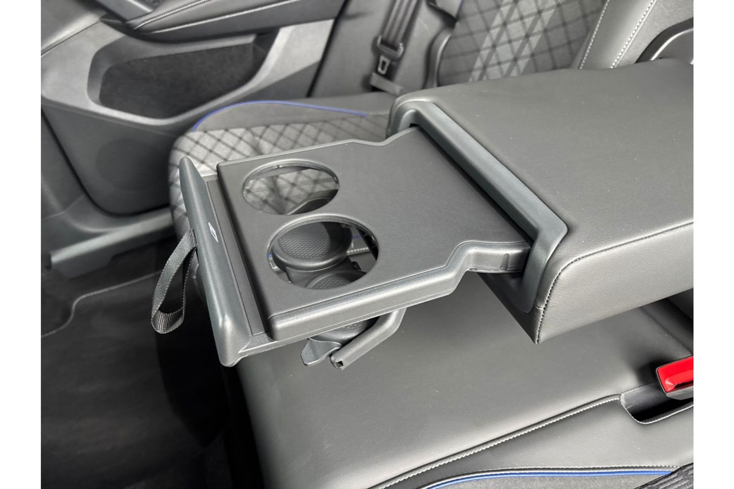 Volkswagen Tiguan 2.0 TDI R-LINE AUTOMAAT 150PK AIRCO NAVI BIGSCREEN PDC-CAMERA MASSAGE.