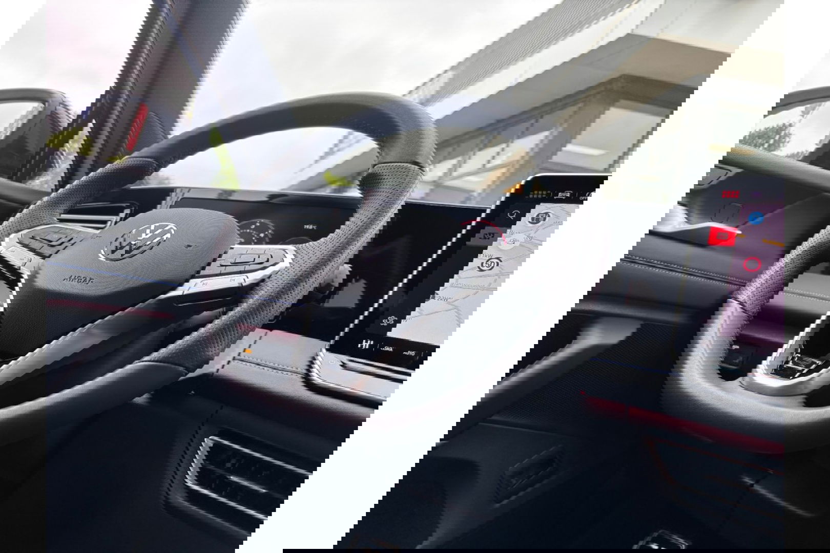 Volkswagen Tiguan 2.0 TDI R-LINE AUTOMAAT 150PK AIRCO NAVI BIGSCREEN PDC-CAMERA MASSAGE.