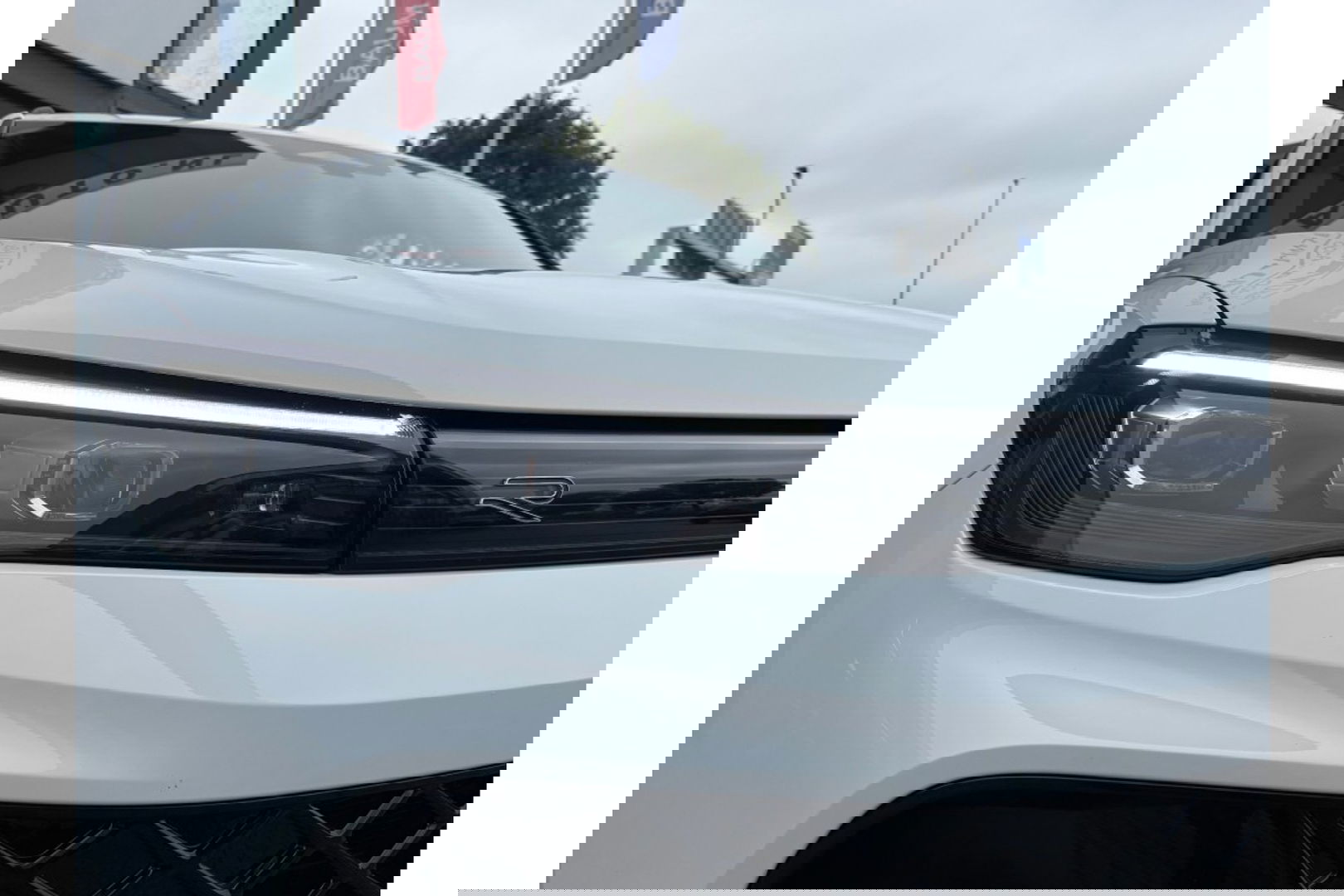 Volkswagen Tiguan 2.0 TDI R-LINE AUTOMAAT 150PK AIRCO NAVI BIGSCREEN PDC-CAMERA MASSAGE.