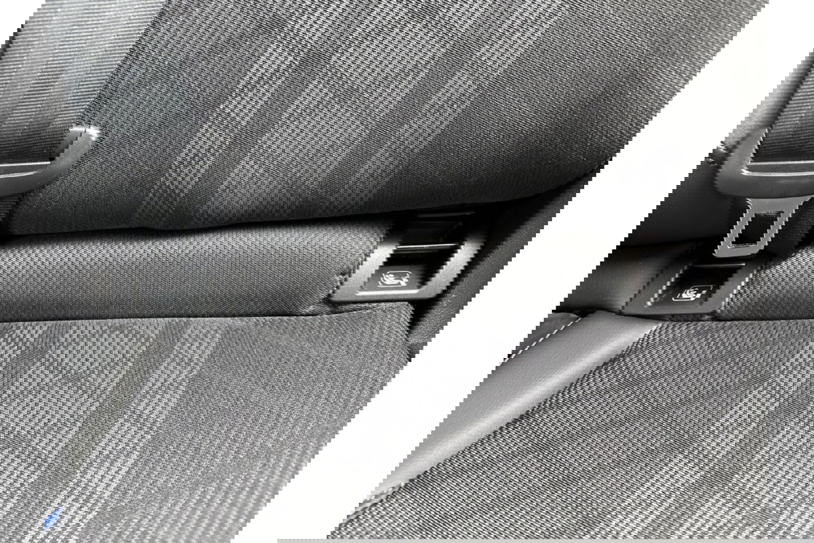 Volkswagen Tiguan 2.0 TDI R-LINE AUTOMAAT 150PK AIRCO NAVI BIGSCREEN PDC-CAMERA MASSAGE.