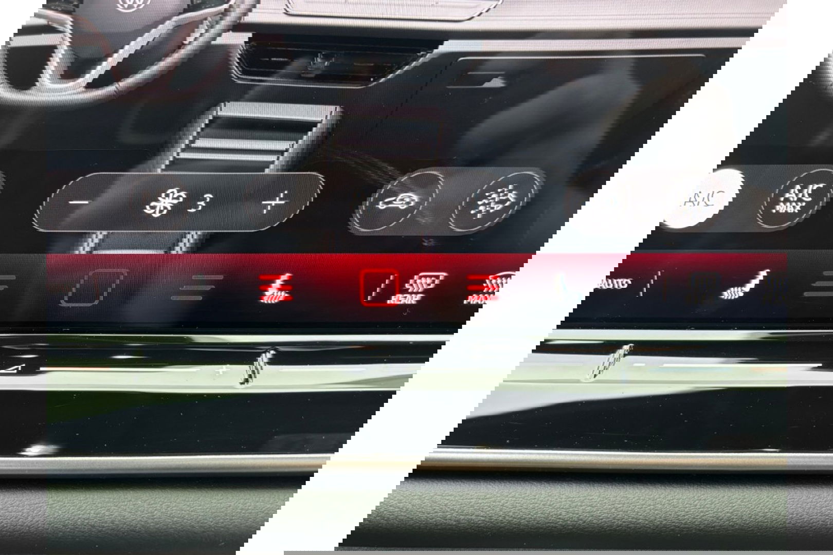 Volkswagen Tiguan 2.0 TDI R-LINE AUTOMAAT 150PK AIRCO NAVI BIGSCREEN PDC-CAMERA MASSAGE.