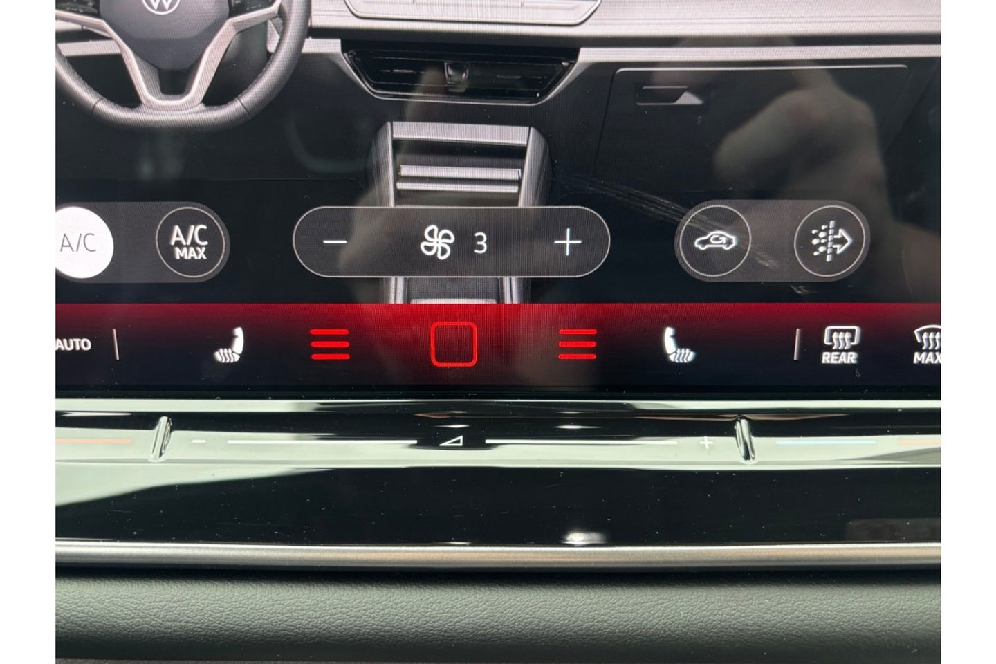 Volkswagen Tiguan 2.0 TDI R-LINE AUTOMAAT 150PK AIRCO NAVI BIGSCREEN PDC-CAMERA MASSAGE.