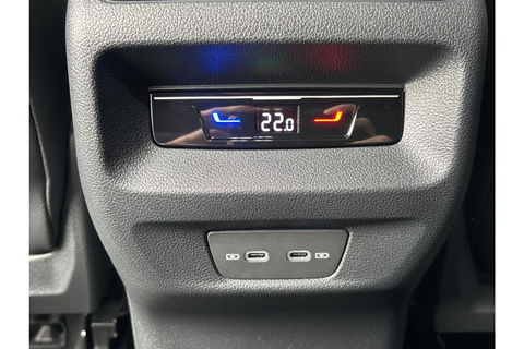 Volkswagen Tiguan 2.0 TDI R-LINE AUTOMAAT 150PK AIRCO NAVI BIGSCREEN PDC-CAMERA MASSAGE.