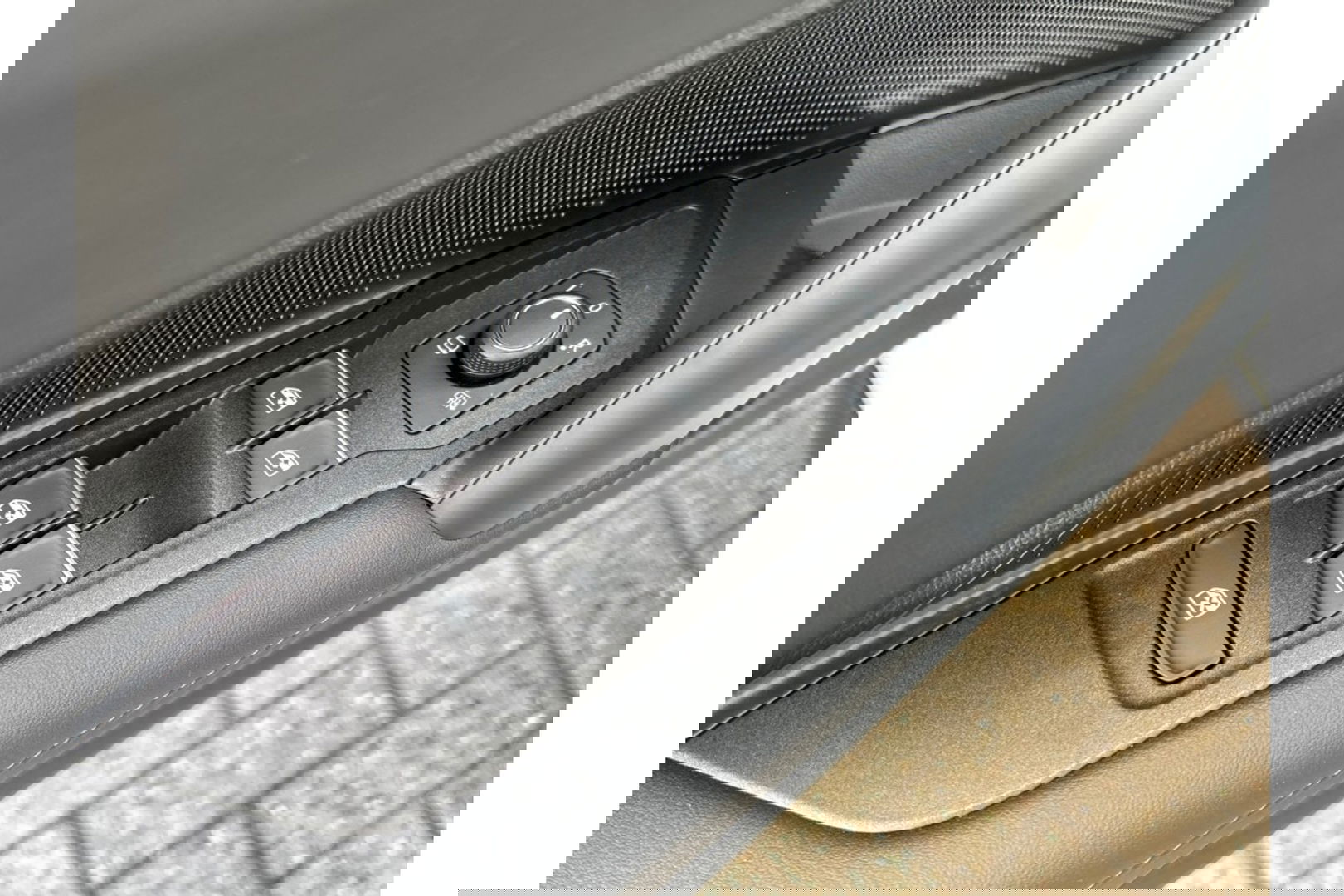 Volkswagen Tiguan 2.0 TDI R-LINE AUTOMAAT 150PK AIRCO NAVI BIGSCREEN PDC-CAMERA MASSAGE.