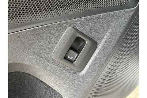 Volkswagen Tiguan 2.0 TDI R-LINE AUTOMAAT 150PK AIRCO NAVI BIGSCREEN PDC-CAMERA MASSAGE.