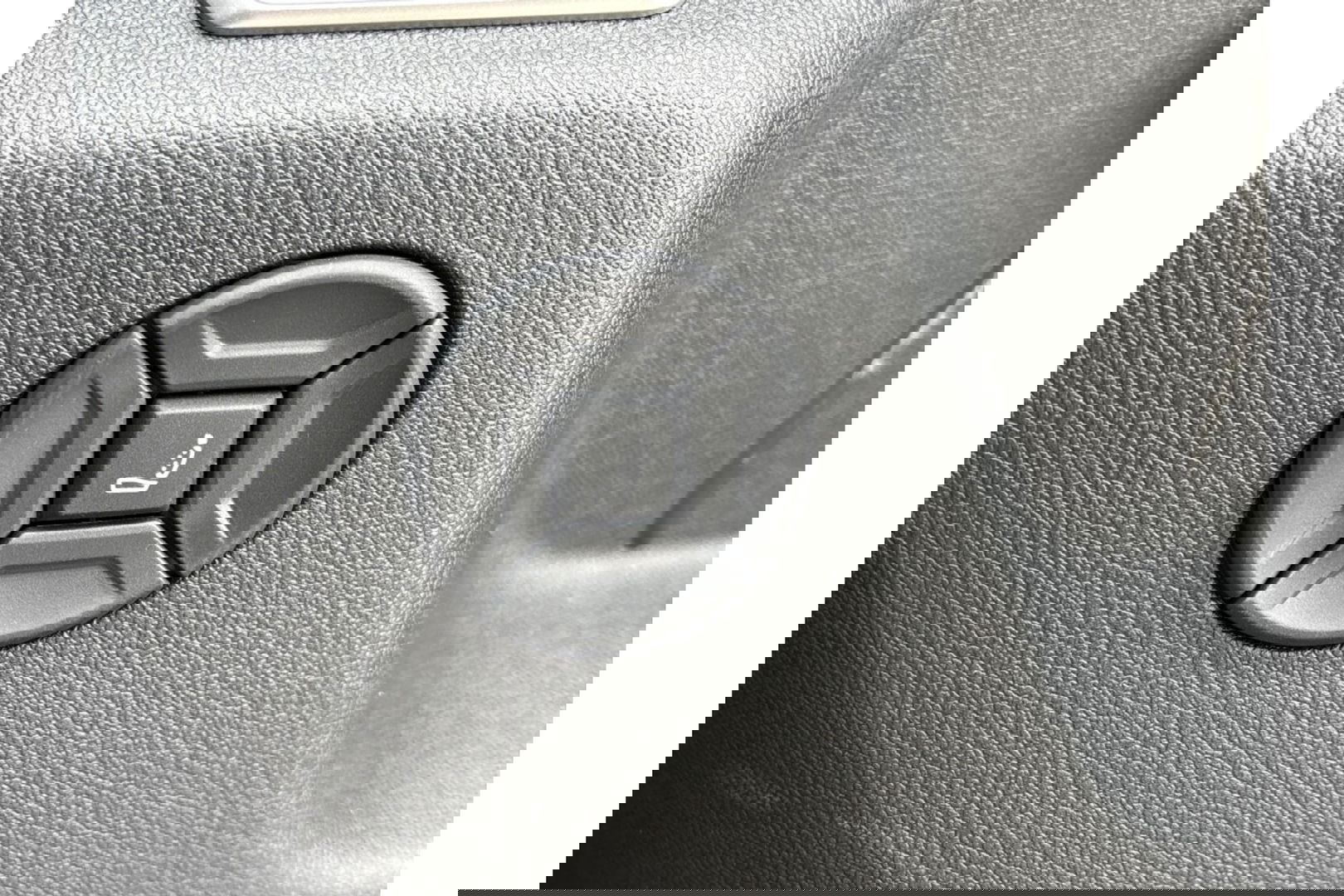 Volkswagen Tiguan 2.0 TDI R-LINE AUTOMAAT 150PK AIRCO NAVI BIGSCREEN PDC-CAMERA MASSAGE.