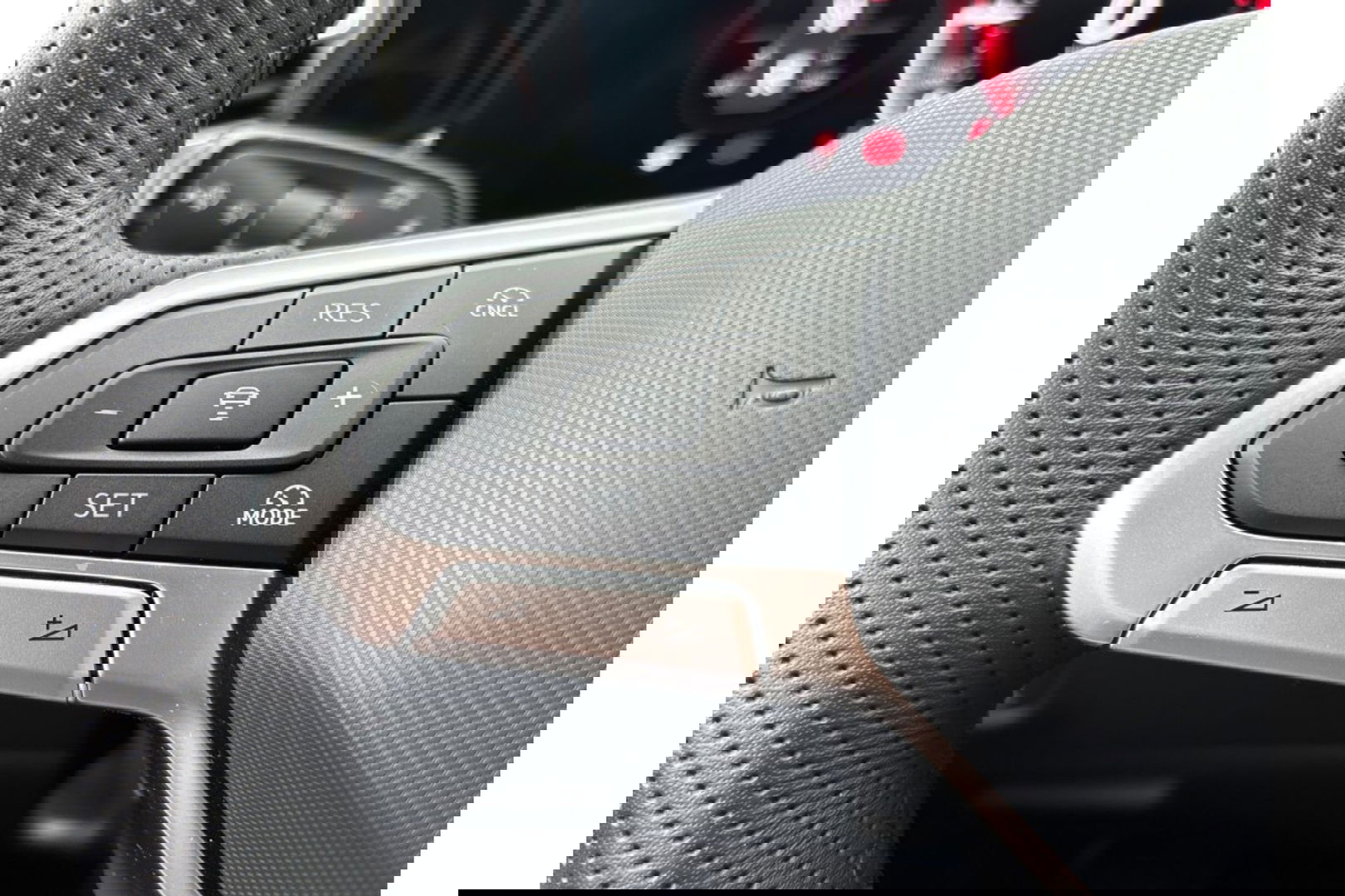 Volkswagen Tiguan 2.0 TDI R-LINE AUTOMAAT 150PK AIRCO NAVI BIGSCREEN PDC-CAMERA MASSAGE.