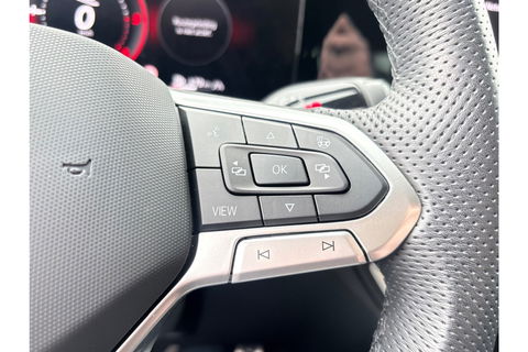 Volkswagen Tiguan 2.0 TDI R-LINE AUTOMAAT 150PK AIRCO NAVI BIGSCREEN PDC-CAMERA MASSAGE.