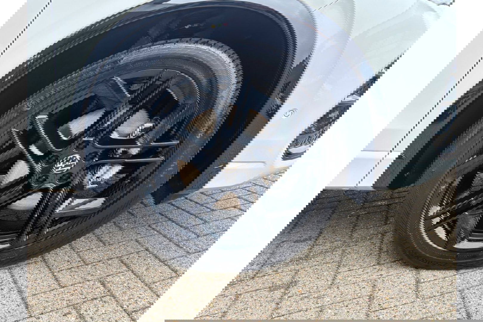 Volkswagen Tiguan 2.0 TDI R-LINE AUTOMAAT 150PK AIRCO NAVI BIGSCREEN PDC-CAMERA MASSAGE.