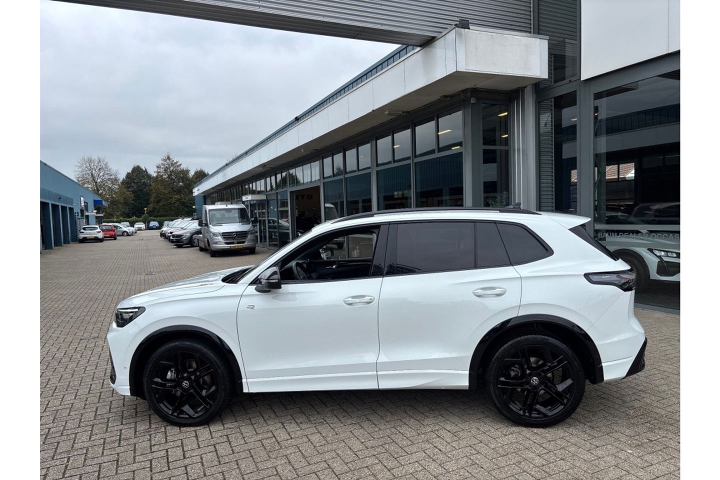 Volkswagen Tiguan 2.0 TDI R-LINE AUTOMAAT 150PK AIRCO NAVI BIGSCREEN PDC-CAMERA MASSAGE.