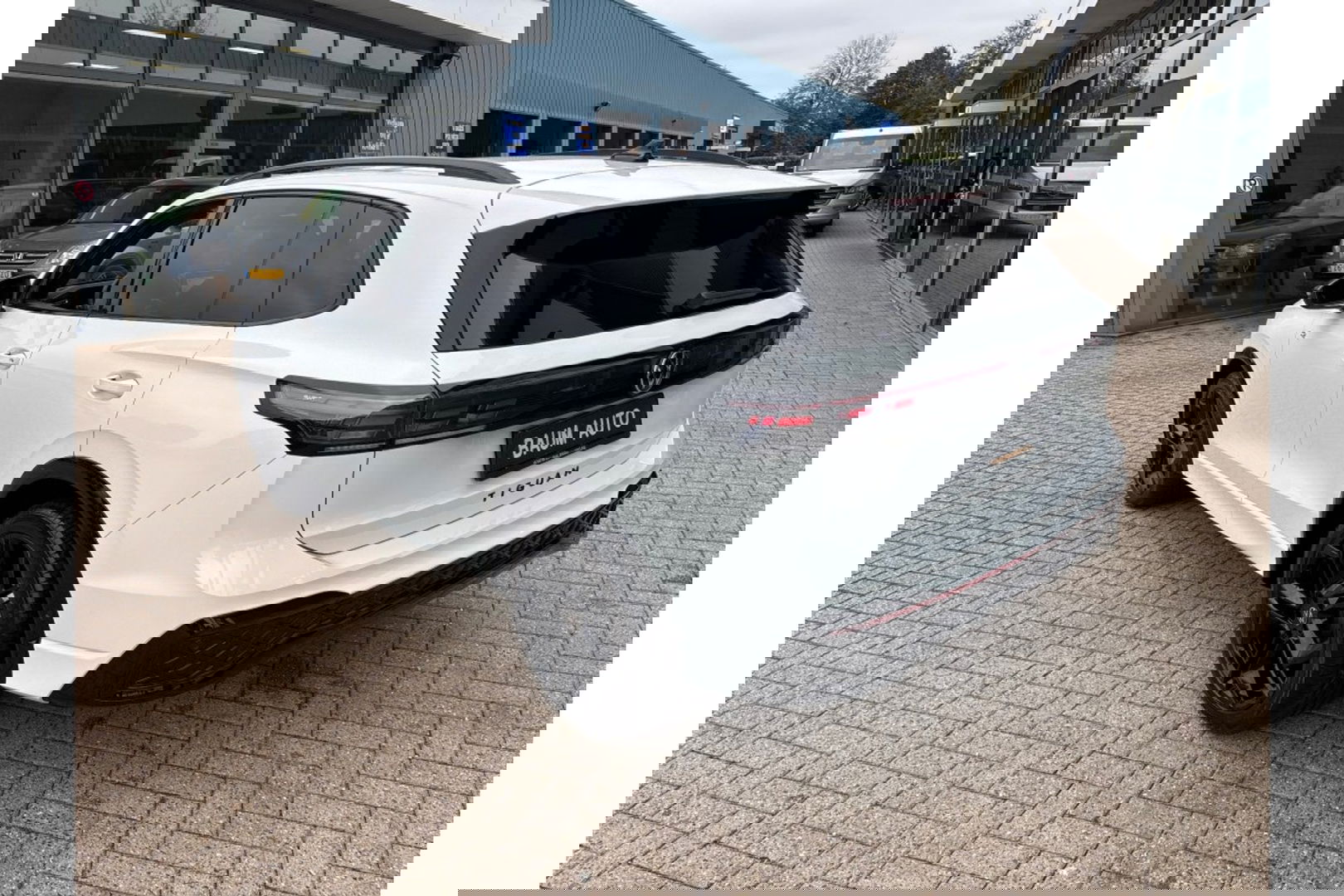 Volkswagen Tiguan 2.0 TDI R-LINE AUTOMAAT 150PK AIRCO NAVI BIGSCREEN PDC-CAMERA MASSAGE.