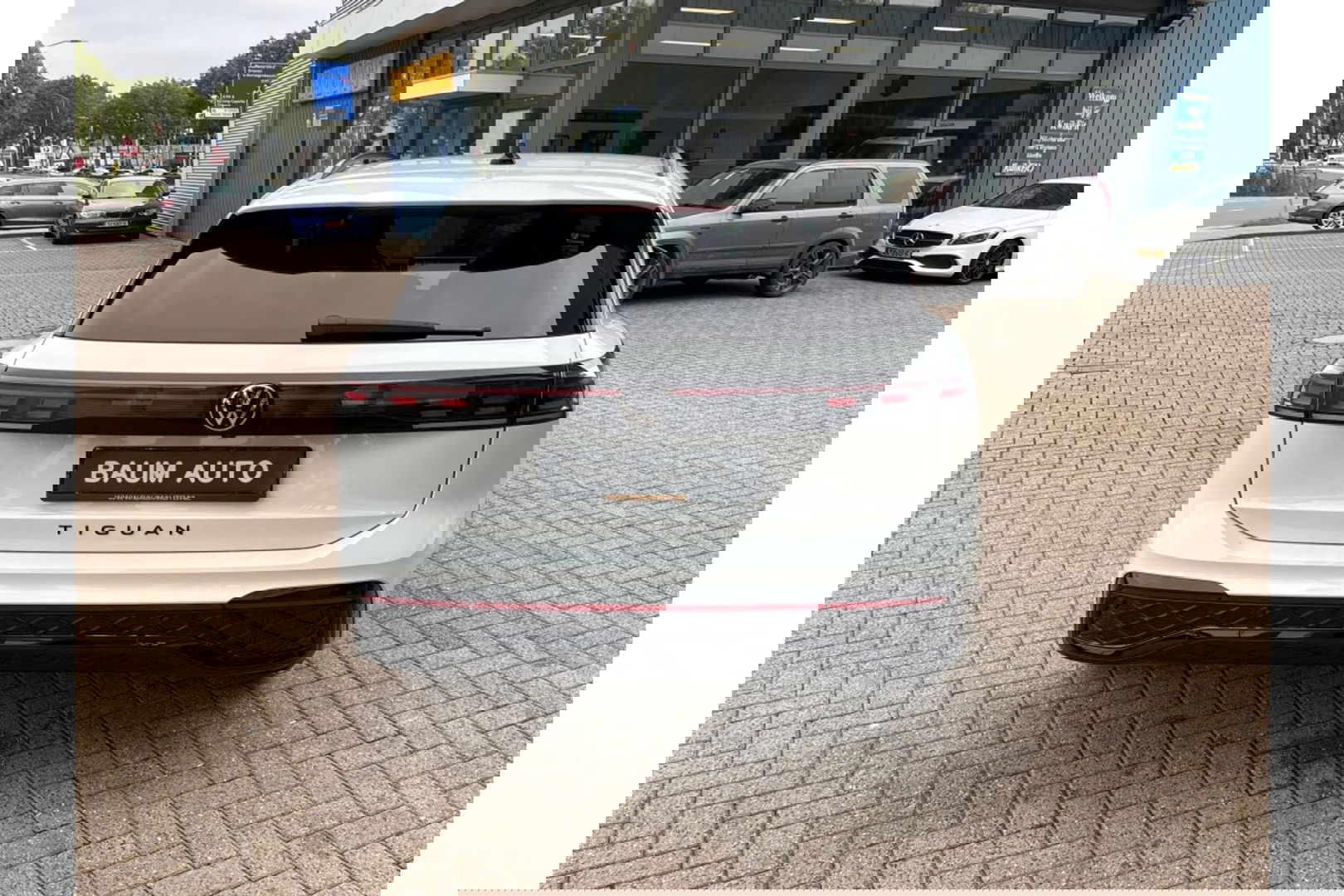 Volkswagen Tiguan 2.0 TDI R-LINE AUTOMAAT 150PK AIRCO NAVI BIGSCREEN PDC-CAMERA MASSAGE.