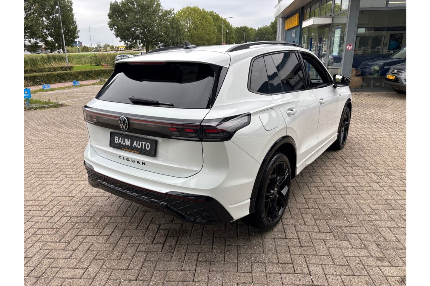 Volkswagen Tiguan 2.0 TDI R-LINE AUTOMAAT 150PK AIRCO NAVI BIGSCREEN PDC-CAMERA MASSAGE.