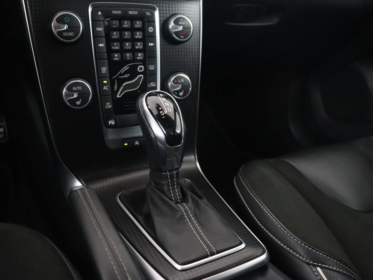 Volvo V40 1.5 T3 Polar+ Sport | Panoramadak | Stoelverwarming | Camera | Full LED | Navigatie | Park Assist | Harman/Kardon | Keyless | R Design