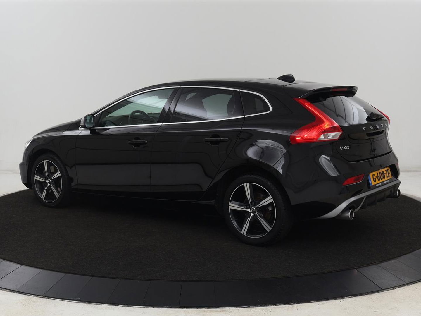 Volvo V40 1.5 T3 Polar+ Sport | Panoramadak | Stoelverwarming | Camera | Full LED | Navigatie | Park Assist | Harman/Kardon | Keyless | R Design