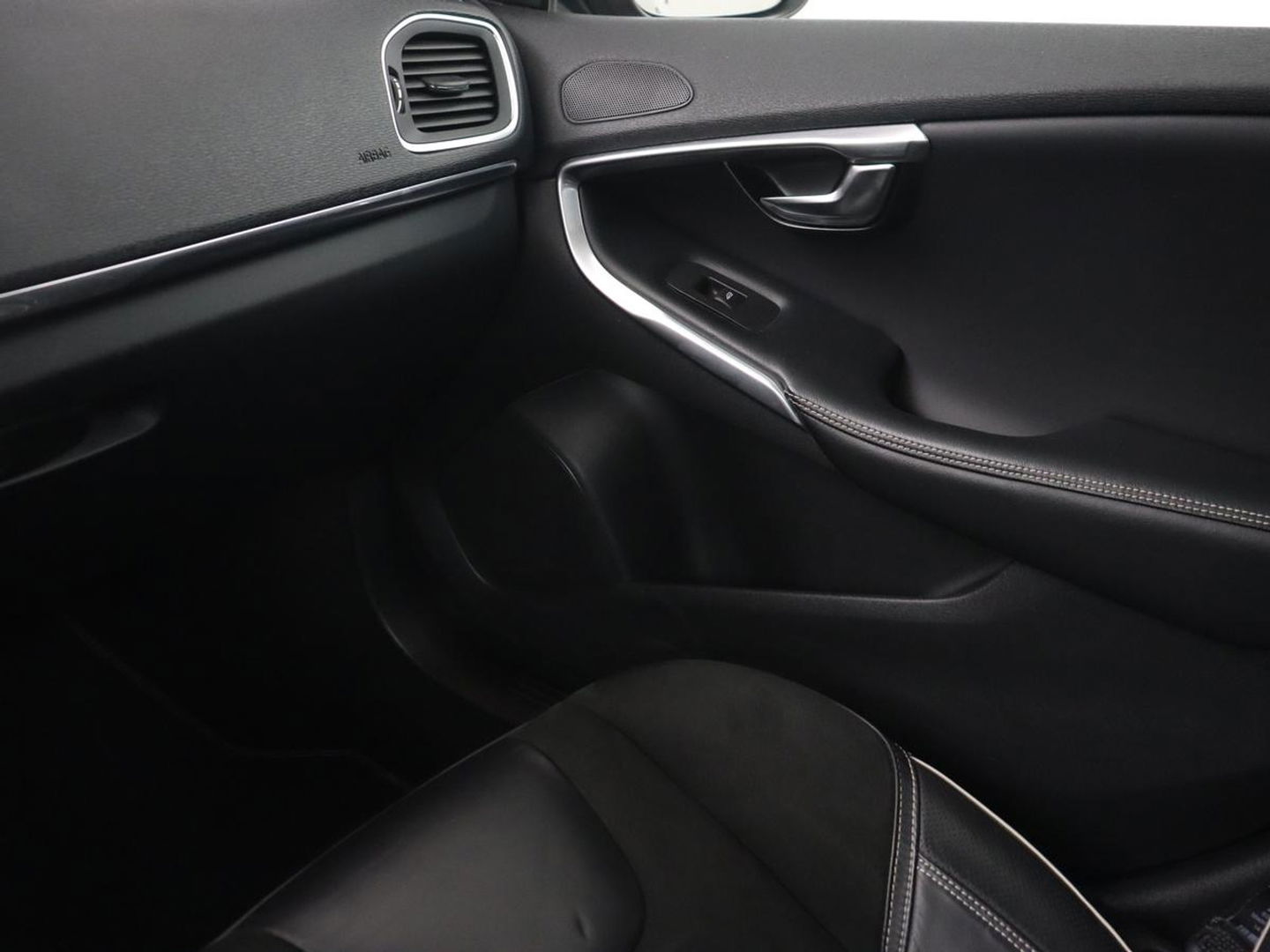 Volvo V40 1.5 T3 Polar+ Sport | Panoramadak | Stoelverwarming | Camera | Full LED | Navigatie | Park Assist | Harman/Kardon | Keyless | R Design