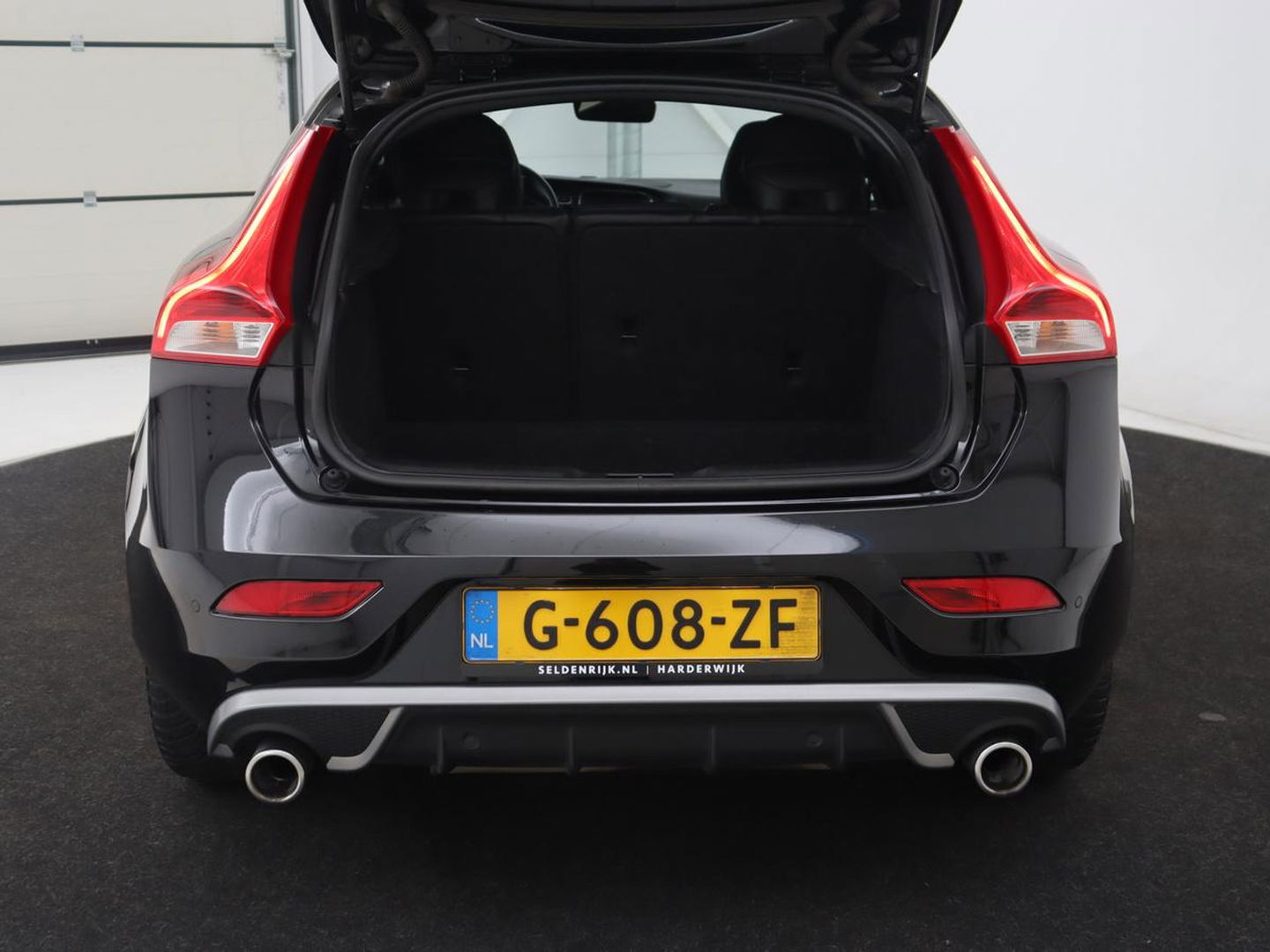 Volvo V40 1.5 T3 Polar+ Sport | Panoramadak | Stoelverwarming | Camera | Full LED | Navigatie | Park Assist | Harman/Kardon | Keyless | R Design