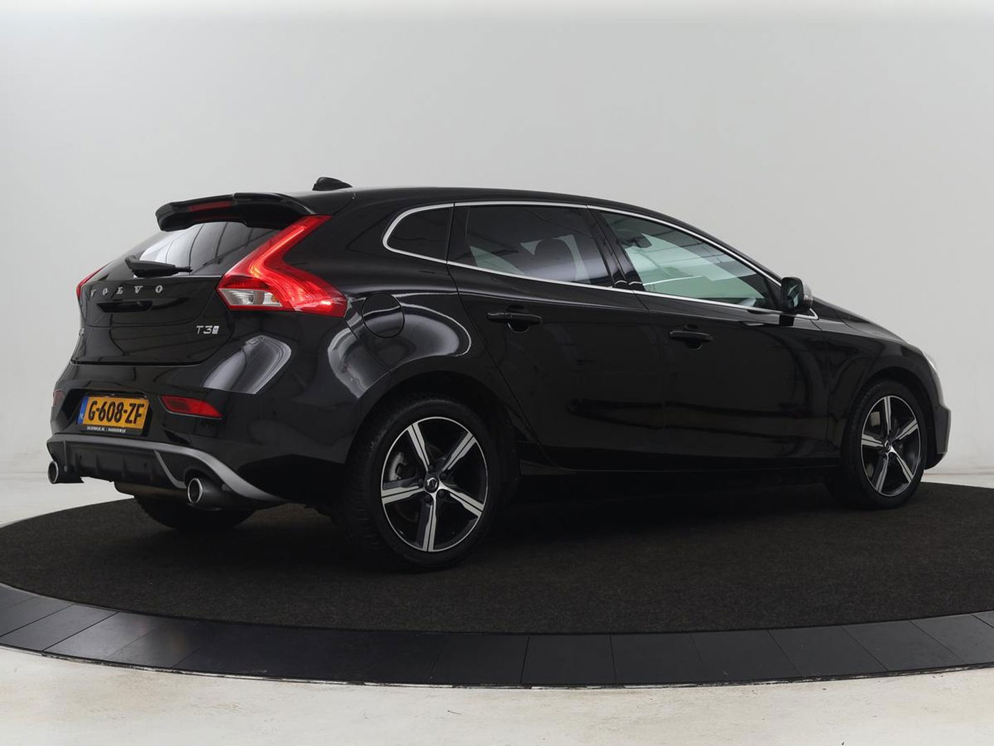 Volvo V40 1.5 T3 Polar+ Sport | Panoramadak | Stoelverwarming | Camera | Full LED | Navigatie | Park Assist | Harman/Kardon | Keyless | R Design