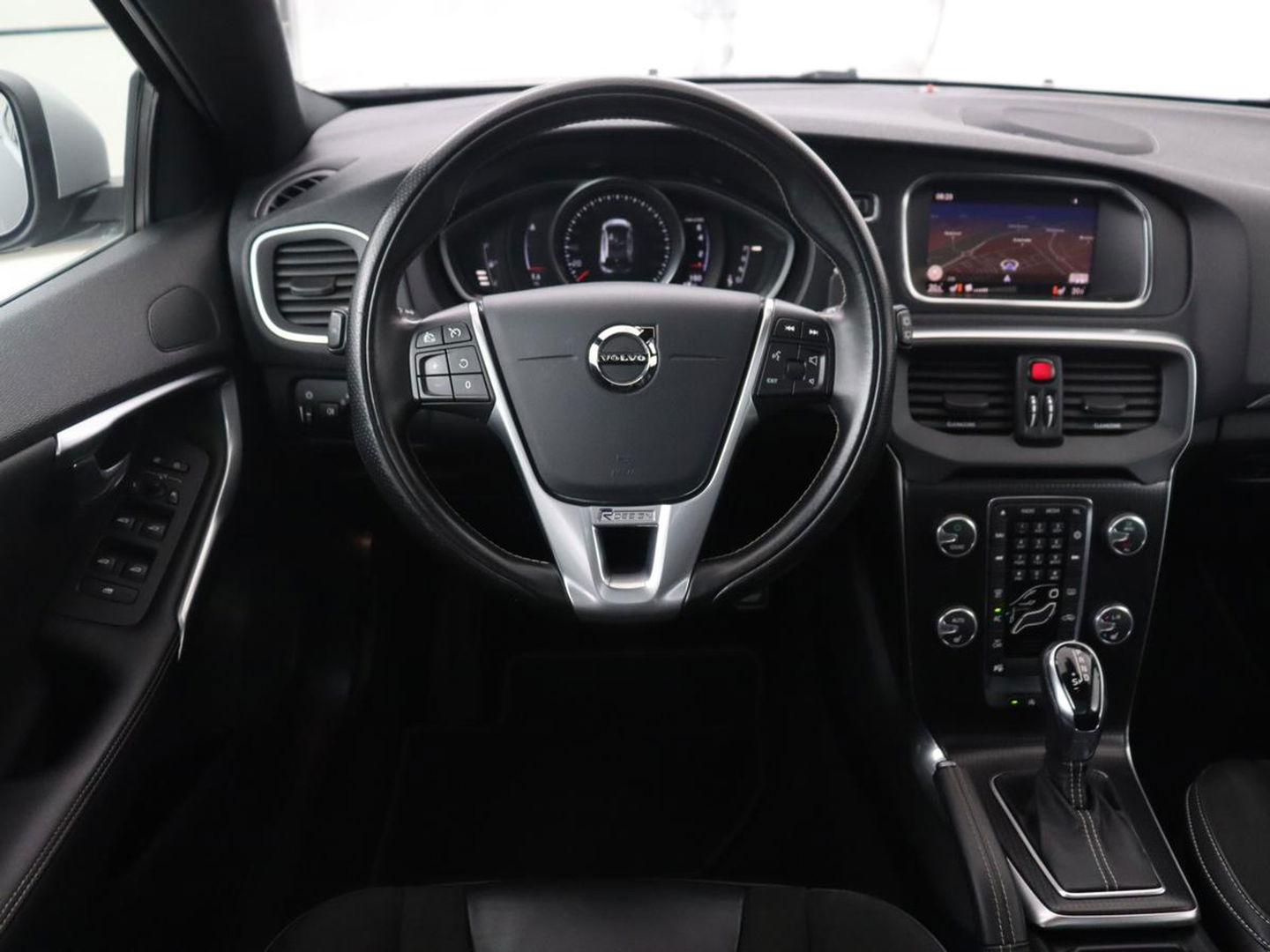 Volvo V40 1.5 T3 Polar+ Sport | Panoramadak | Stoelverwarming | Camera | Full LED | Navigatie | Park Assist | Harman/Kardon | Keyless | R Design
