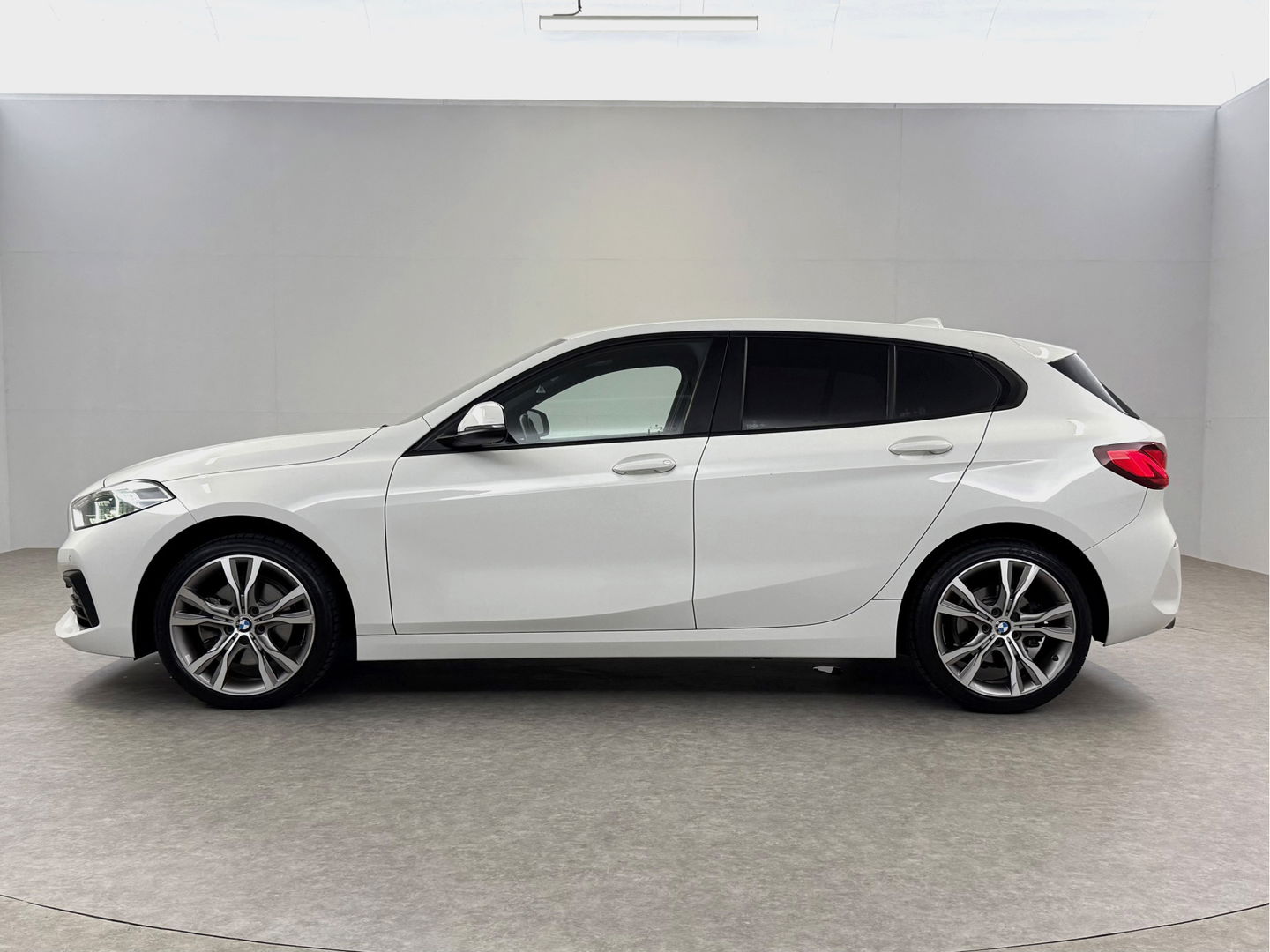 BMW 1-serie 118i Executive Edition 141PK | Virtual | Carplay | Cruise | Navigatie | Parkeersens. | NAP