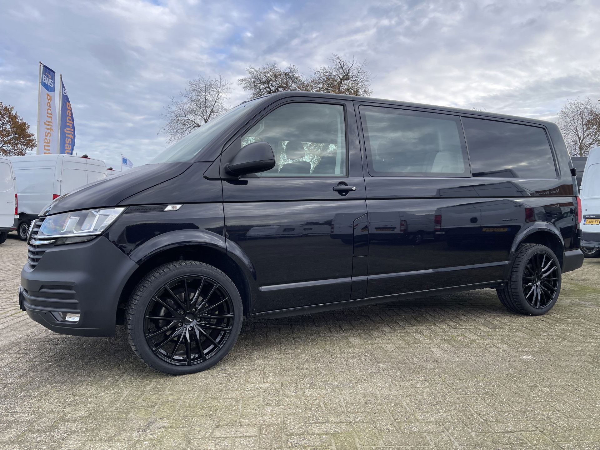 Volkswagen Transporter 2.0 TDI 150pk L2H1 30 DC 5 persoons Comfortline / vaste prijs rijklaar € 27.950 ex btw / / lease vanaf € / zwart metallic / nieuwe 20 inch velgen + banden / euro 6