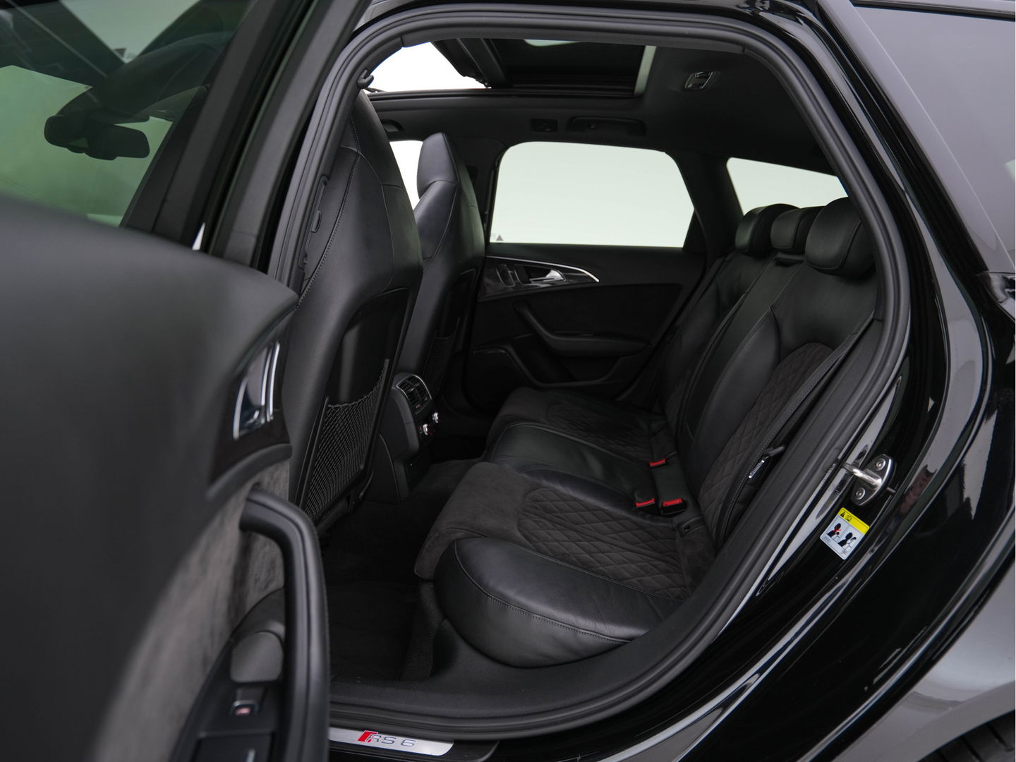 Audi RS6 Avant 4.0 TFSI Quattro *MILLITEK-EXHAUST | CERAMIC-BRAKES | PANO | LEATHER-ALCANTARA | FULL-LED | TOP-VIEW | BLIS | MEMORY-PACK | CARBON-INT. | BOSE-SOUND | LANE-ASSIST | KEYLESS | DAB+ | SPORT-SEATS | SHIFT-PADDLE