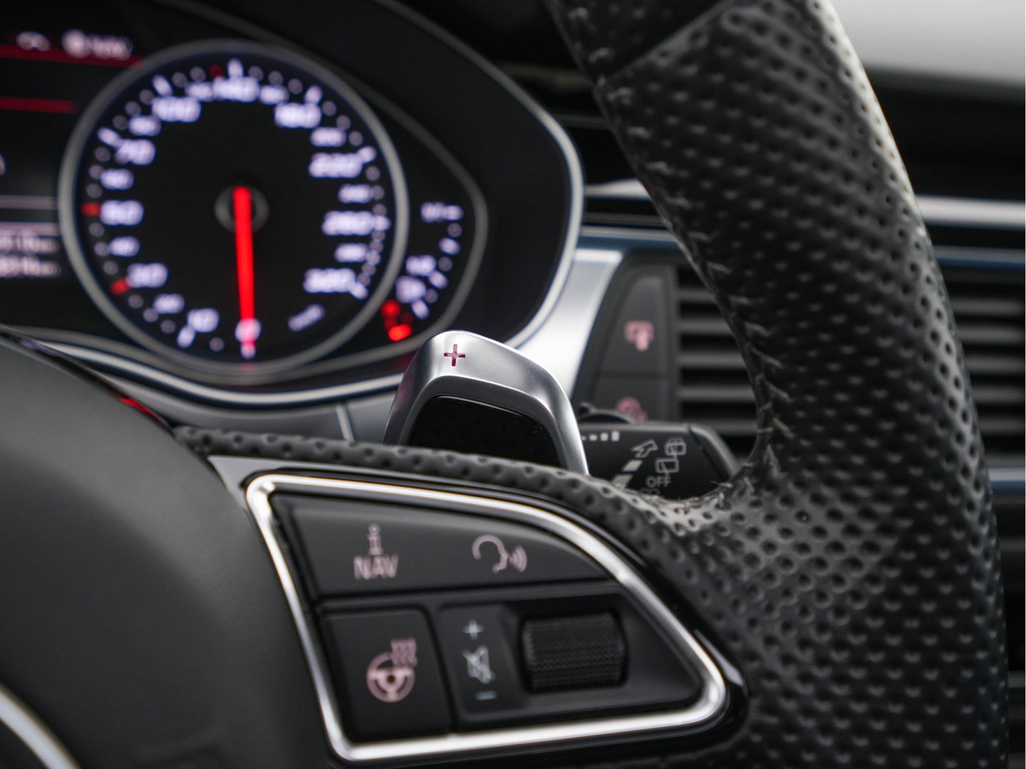 Audi RS6 Avant 4.0 TFSI Quattro *MILLITEK-EXHAUST | CERAMIC-BRAKES | PANO | LEATHER-ALCANTARA | FULL-LED | TOP-VIEW | BLIS | MEMORY-PACK | CARBON-INT. | BOSE-SOUND | LANE-ASSIST | KEYLESS | DAB+ | SPORT-SEATS | SHIFT-PADDLE