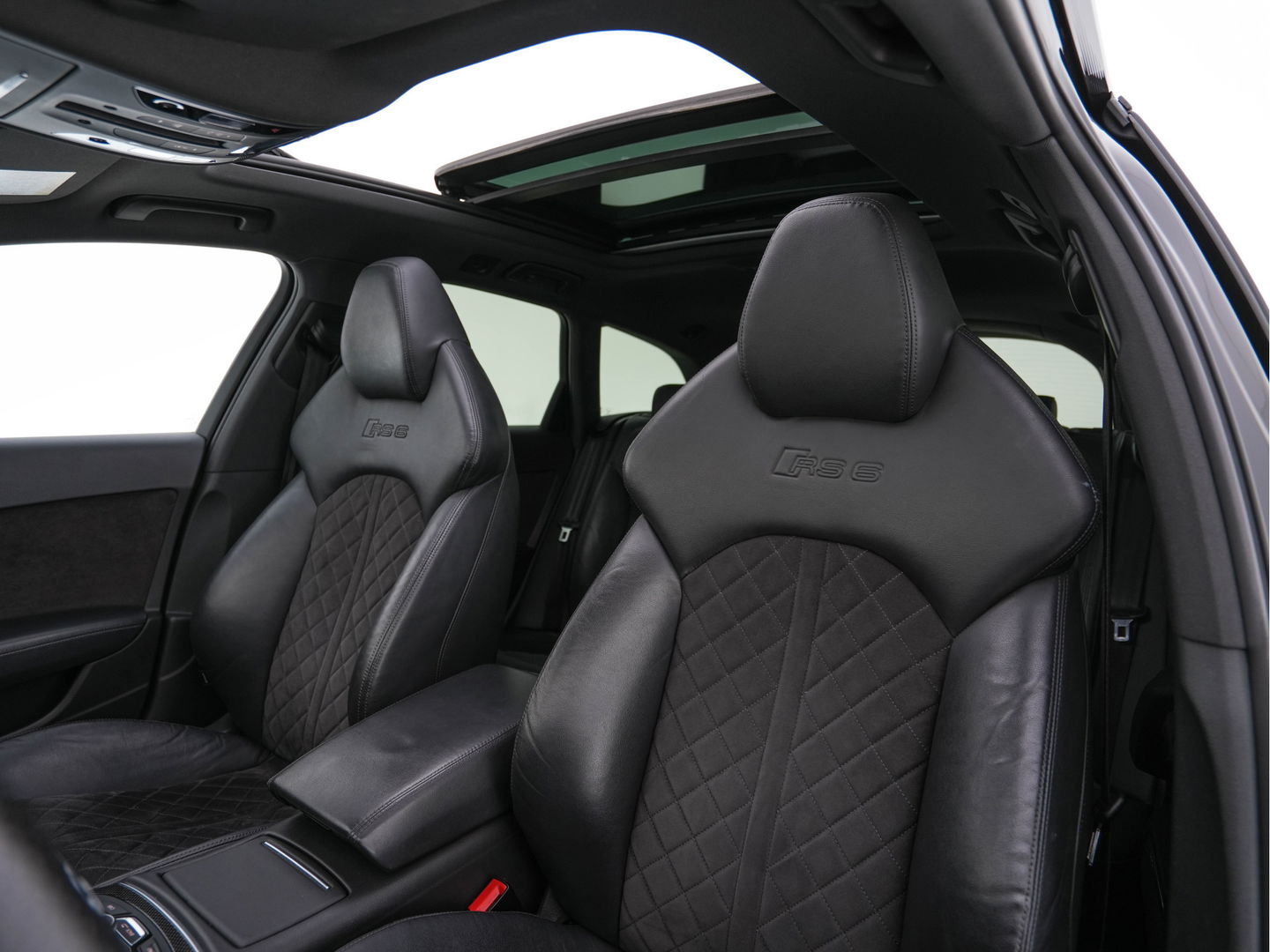 Audi RS6 Avant 4.0 TFSI Quattro *MILLITEK-EXHAUST | CERAMIC-BRAKES | PANO | LEATHER-ALCANTARA | FULL-LED | TOP-VIEW | BLIS | MEMORY-PACK | CARBON-INT. | BOSE-SOUND | LANE-ASSIST | KEYLESS | DAB+ | SPORT-SEATS | SHIFT-PADDLE