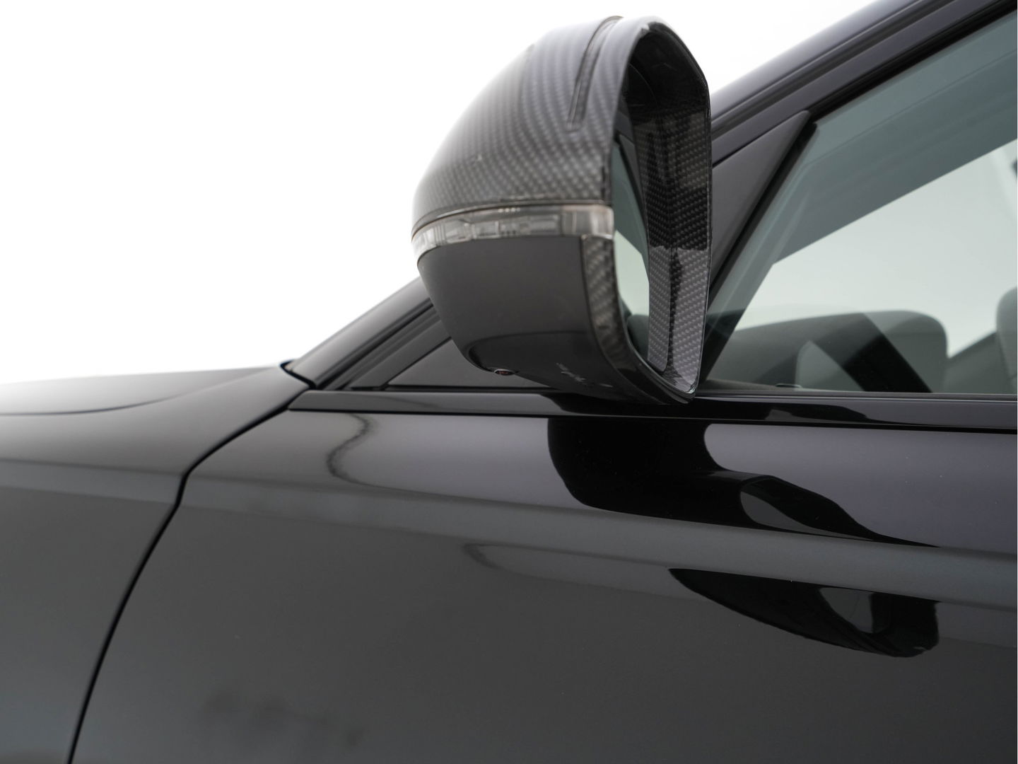 Audi RS6 Avant 4.0 TFSI Quattro *MILLITEK-EXHAUST | CERAMIC-BRAKES | PANO | LEATHER-ALCANTARA | FULL-LED | TOP-VIEW | BLIS | MEMORY-PACK | CARBON-INT. | BOSE-SOUND | LANE-ASSIST | KEYLESS | DAB+ | SPORT-SEATS | SHIFT-PADDLE