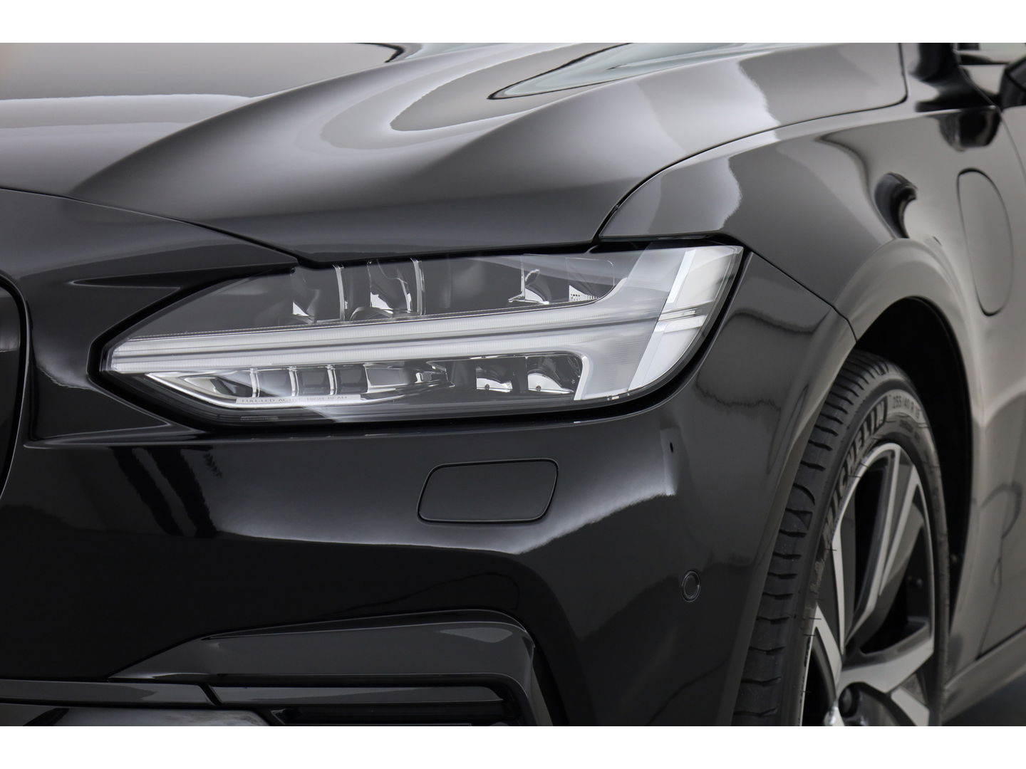 Volvo V90 2.0 T6 Plug-in hybrid AWD Plus Dark | Pano | Trekhaak elek. | 360 Cam. | Sport stoelen | H&K | ACC |