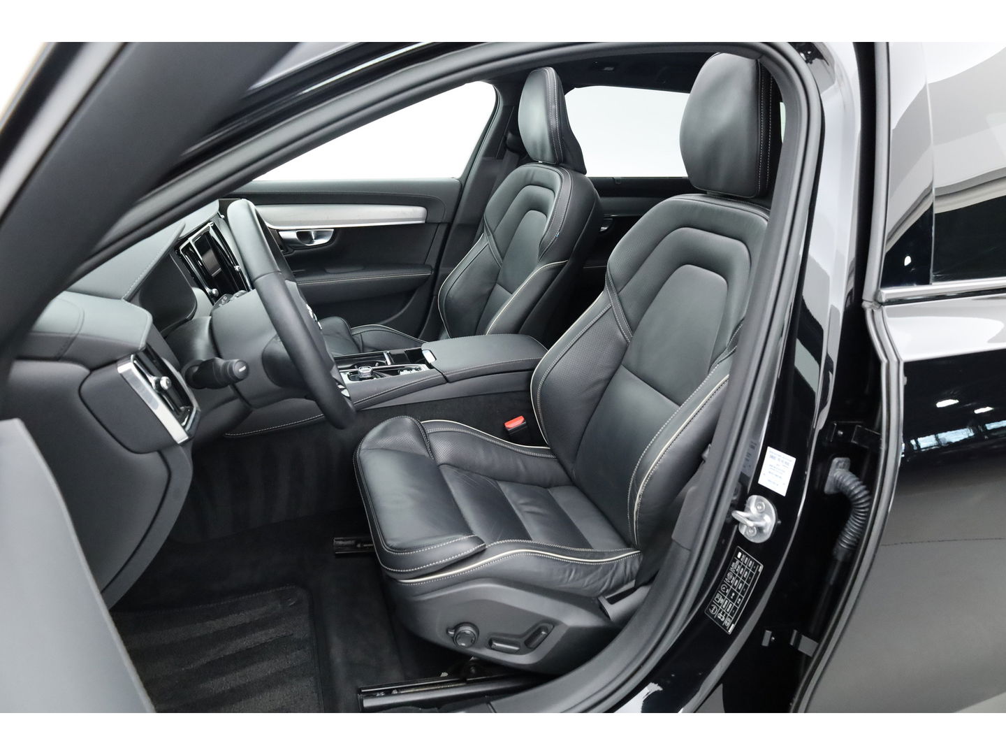 Volvo V90 2.0 T6 Plug-in hybrid AWD Plus Dark | Pano | Trekhaak elek. | 360 Cam. | Sport stoelen | H&K | ACC |