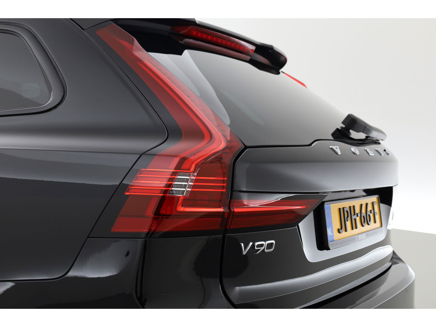 Volvo V90 2.0 T6 Plug-in hybrid AWD Plus Dark | Pano | Trekhaak elek. | 360 Cam. | Sport stoelen | H&K | ACC |