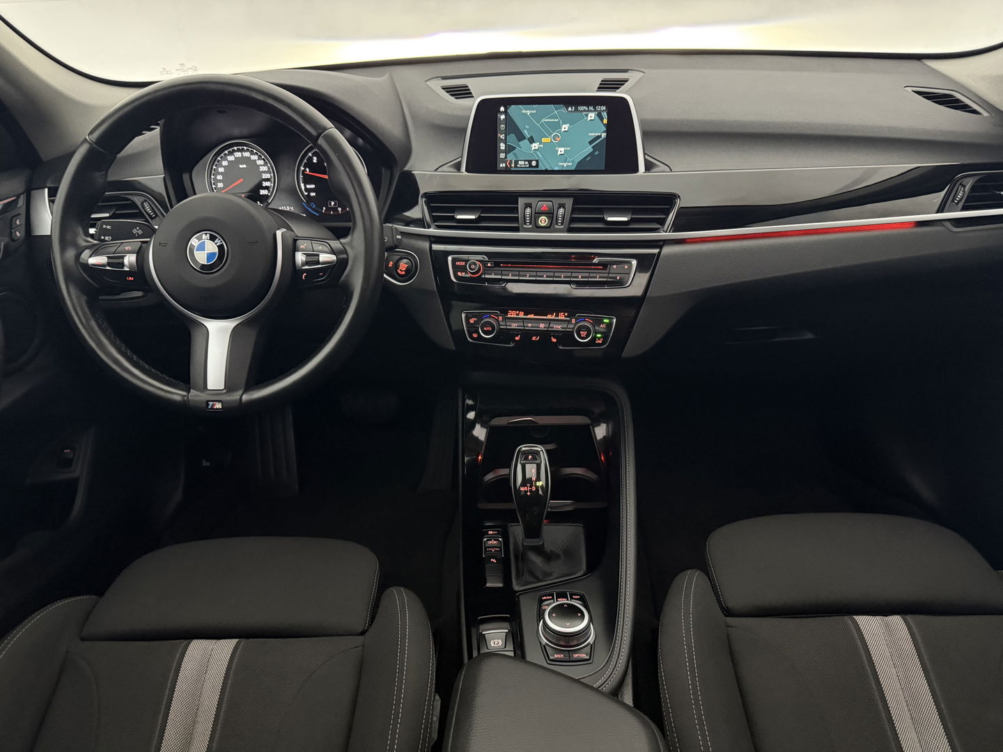 BMW X1 sDrive20i M-Sport | Pano | Camera | Sfeer | Trekh. | Stoelverw. | Keyless | Cruise