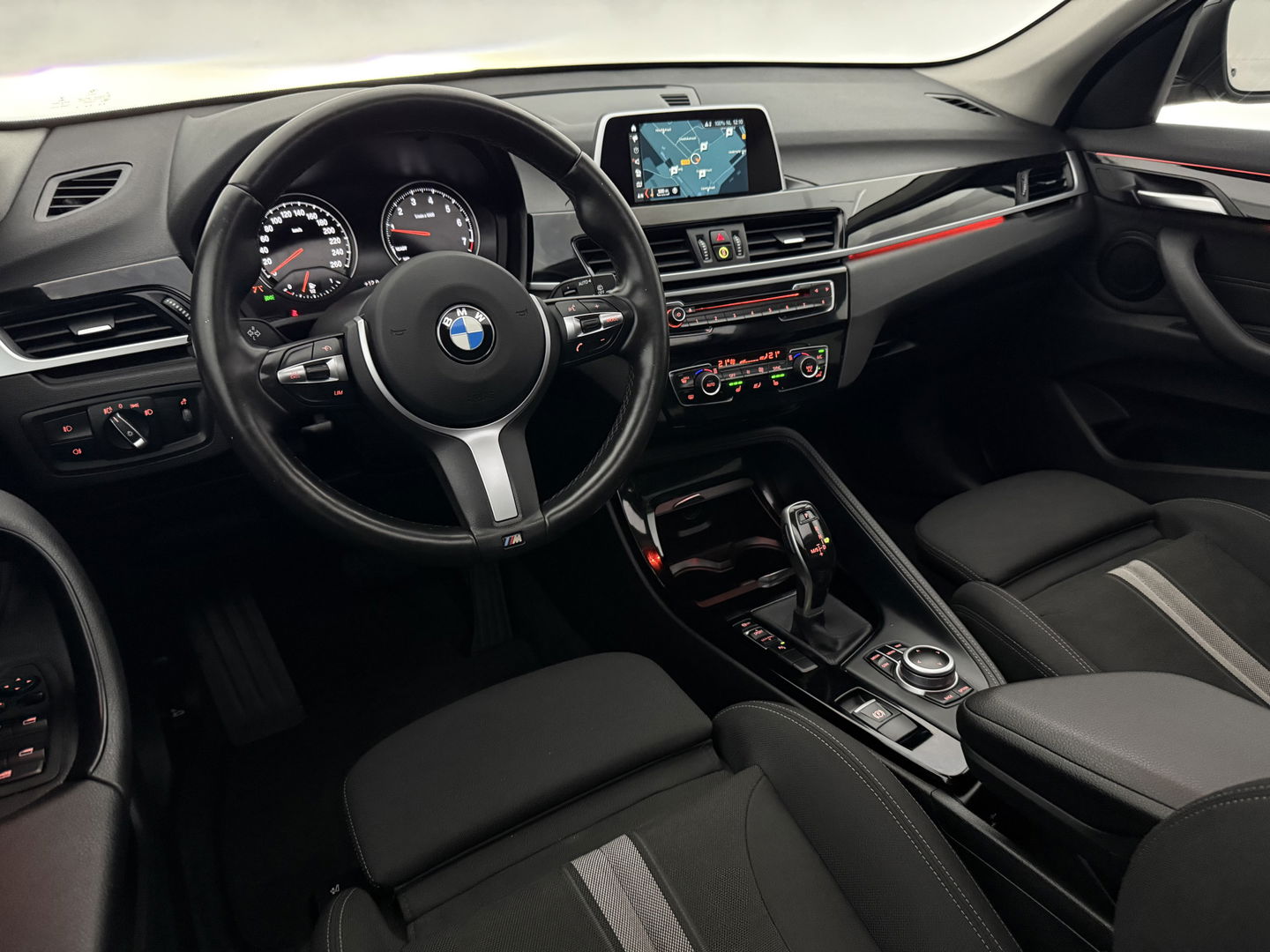 BMW X1 sDrive20i M-Sport | Pano | Camera | Sfeer | Trekh. | Stoelverw. | Keyless | Cruise