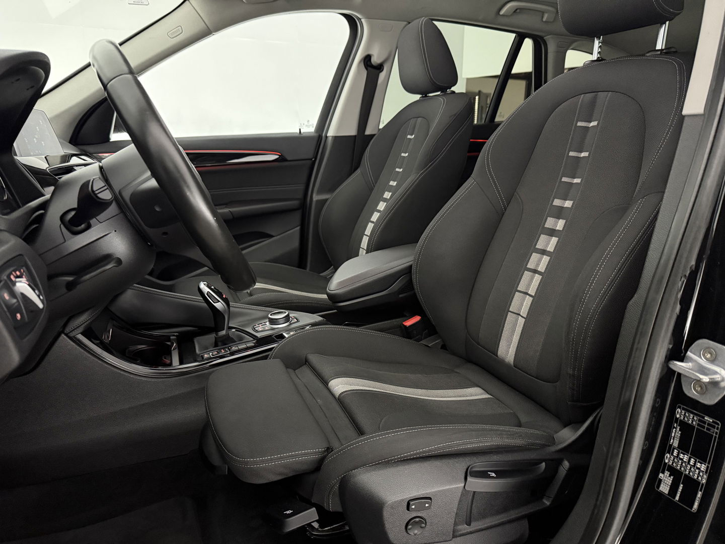 BMW X1 sDrive20i M-Sport | Pano | Camera | Sfeer | Trekh. | Stoelverw. | Keyless | Cruise