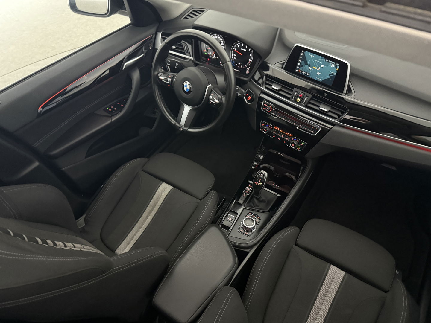 BMW X1 sDrive20i M-Sport | Pano | Camera | Sfeer | Trekh. | Stoelverw. | Keyless | Cruise