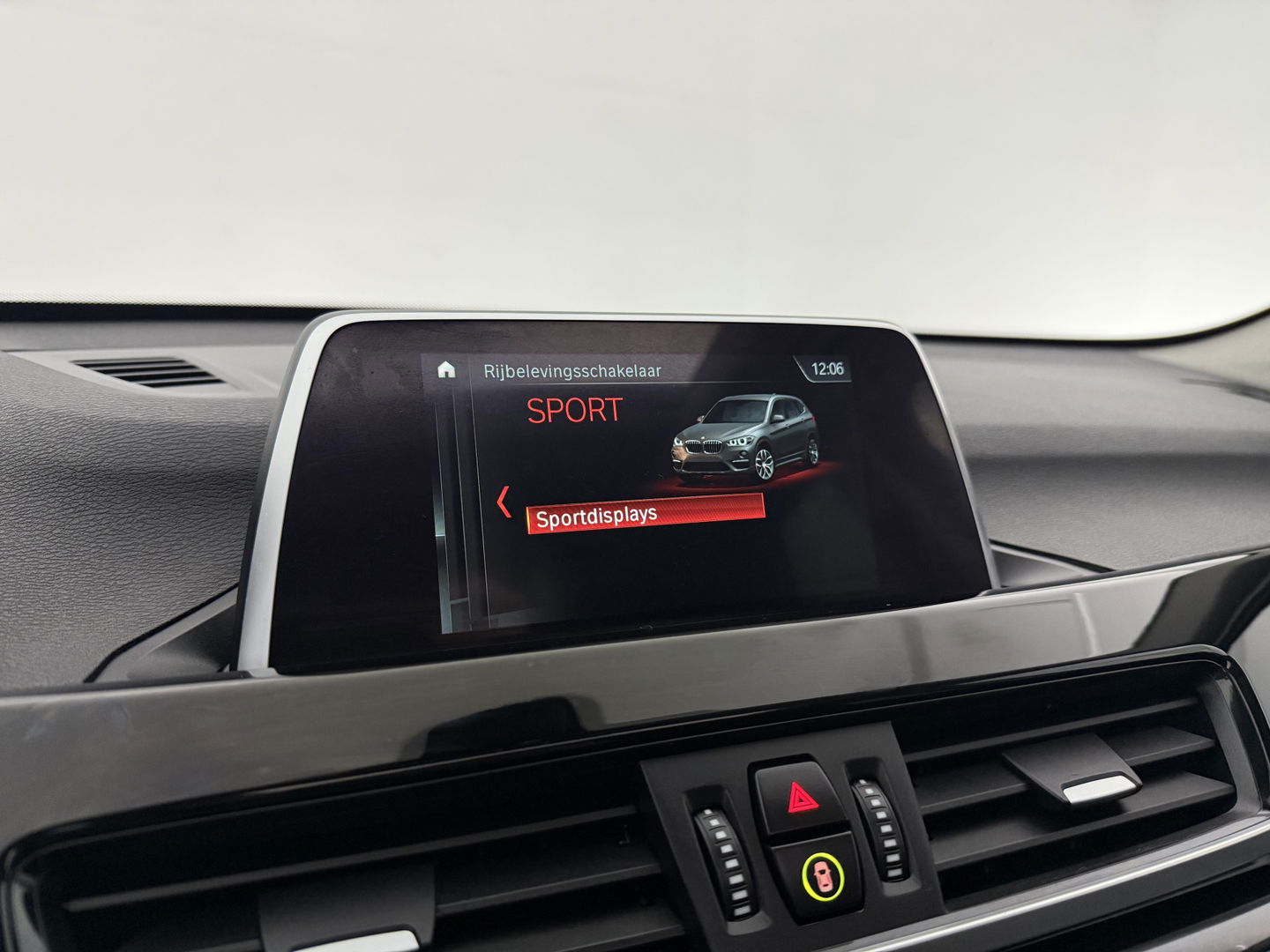 BMW X1 sDrive20i M-Sport | Pano | Camera | Sfeer | Trekh. | Stoelverw. | Keyless | Cruise