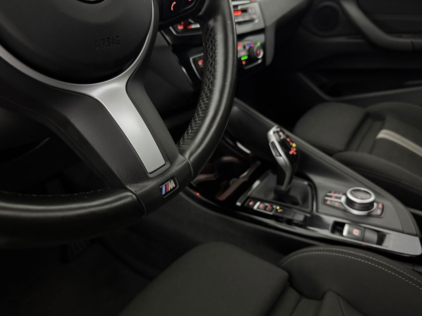 BMW X1 sDrive20i M-Sport | Pano | Camera | Sfeer | Trekh. | Stoelverw. | Keyless | Cruise