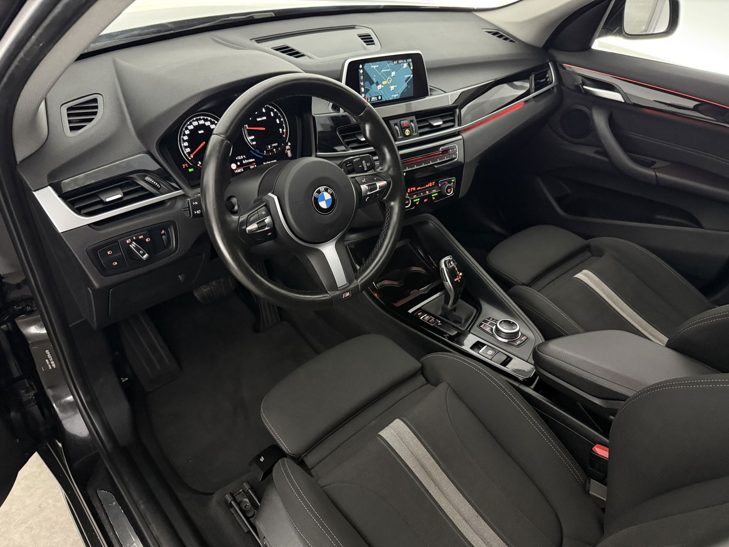 BMW X1 sDrive20i M-Sport | Pano | Camera | Sfeer | Trekh. | Stoelverw. | Keyless | Cruise