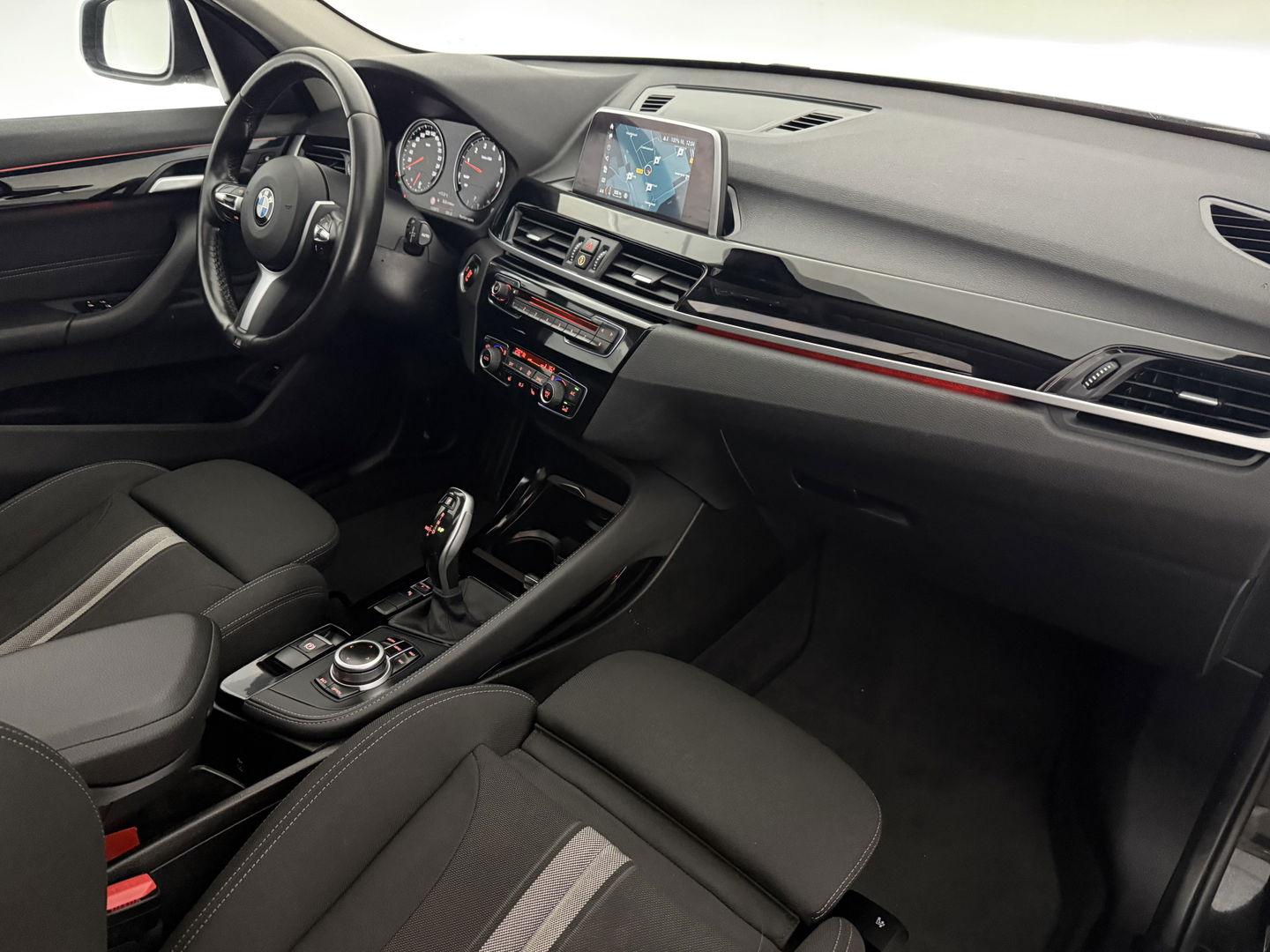 BMW X1 sDrive20i M-Sport | Pano | Camera | Sfeer | Trekh. | Stoelverw. | Keyless | Cruise