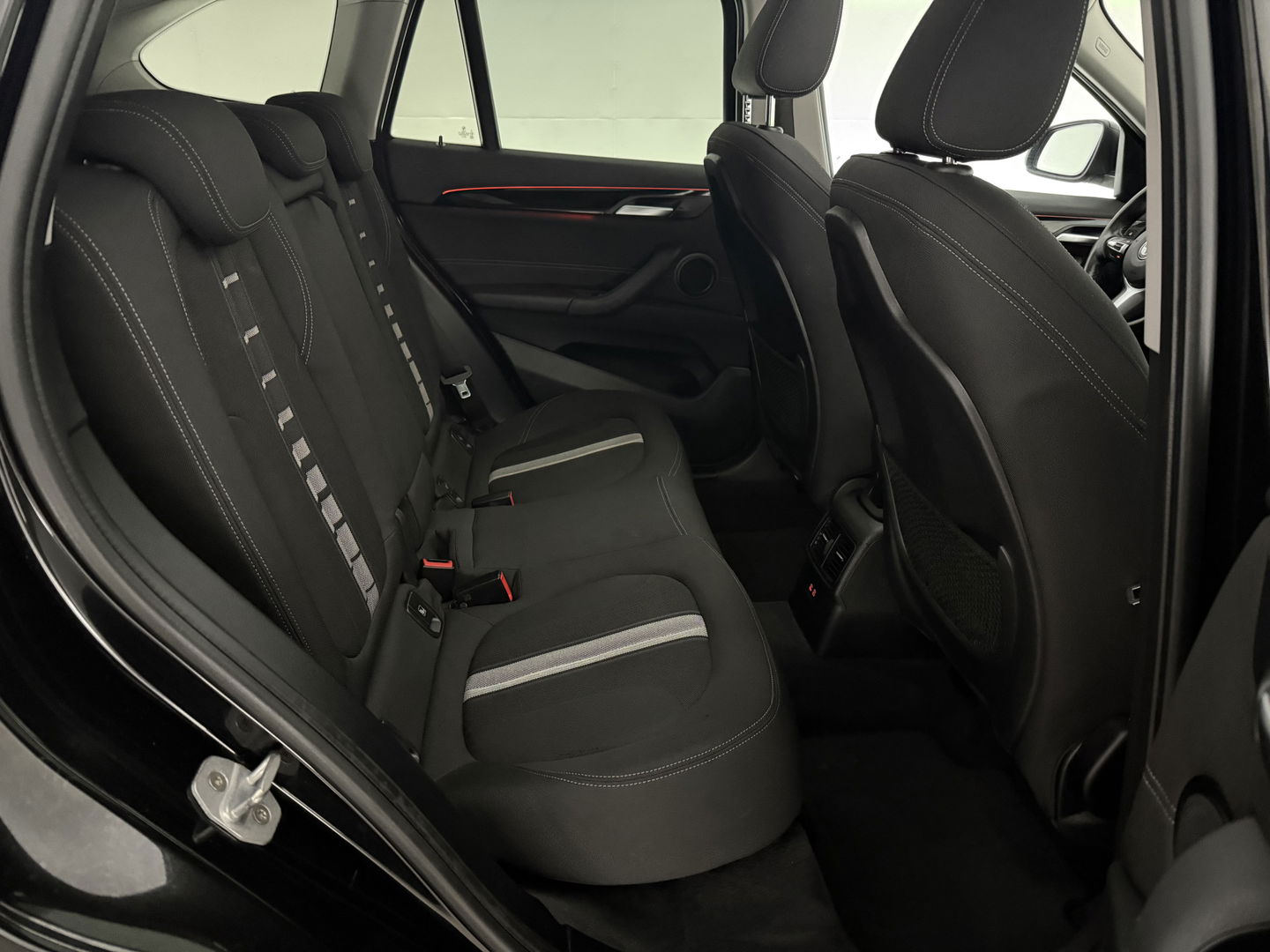 BMW X1 sDrive20i M-Sport | Pano | Camera | Sfeer | Trekh. | Stoelverw. | Keyless | Cruise